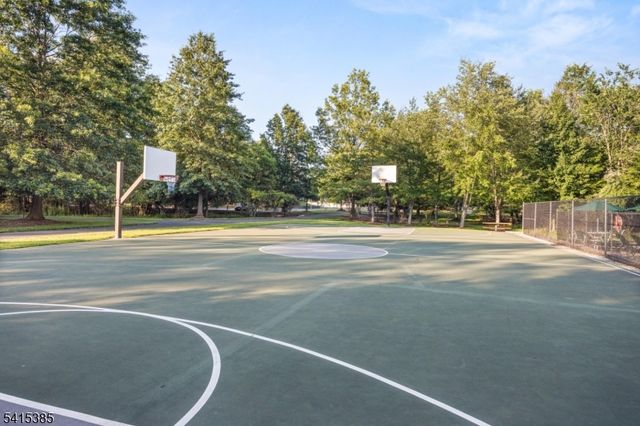 20 Chesterfield Ct, Raritan Twp., NJ 08822