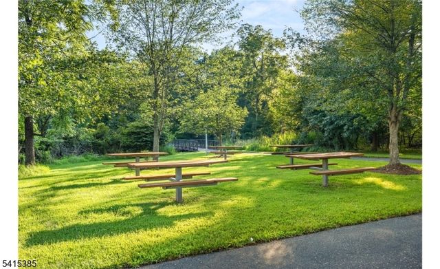 20 Chesterfield Ct, Raritan Twp., NJ 08822