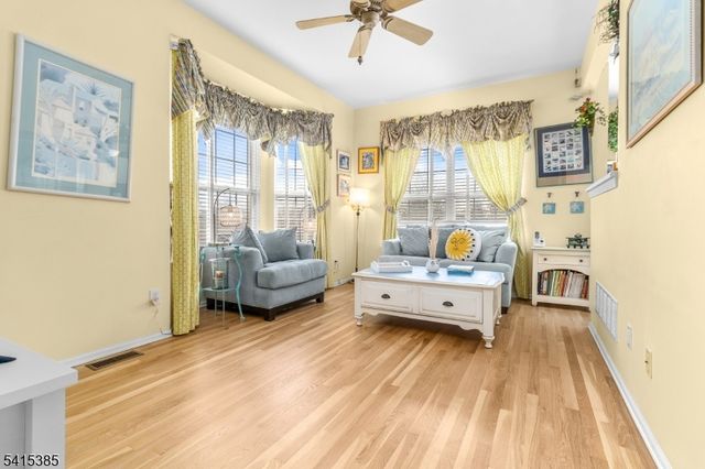 20 Chesterfield Ct, Raritan Twp., NJ 08822