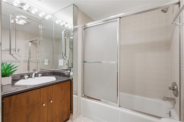 520 Brickell Key Dr A1616, Miami, FL 33131