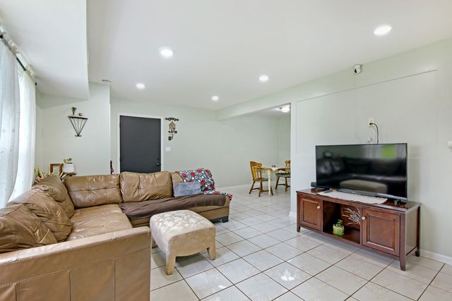 1301 N Glen Circle D, Aurora, IL 60506