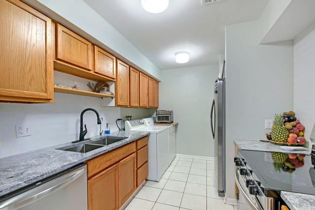 1301 N Glen Circle D, Aurora, IL 60506