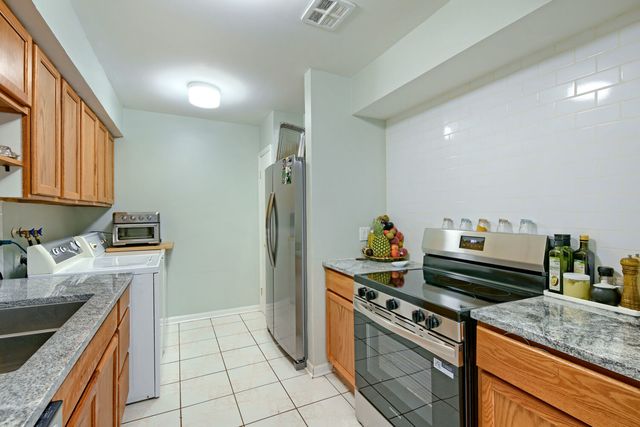 1301 N Glen Circle D, Aurora, IL 60506