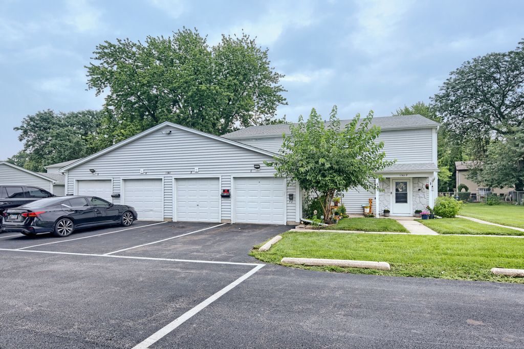 1301 N Glen Circle D, Aurora, IL 60506