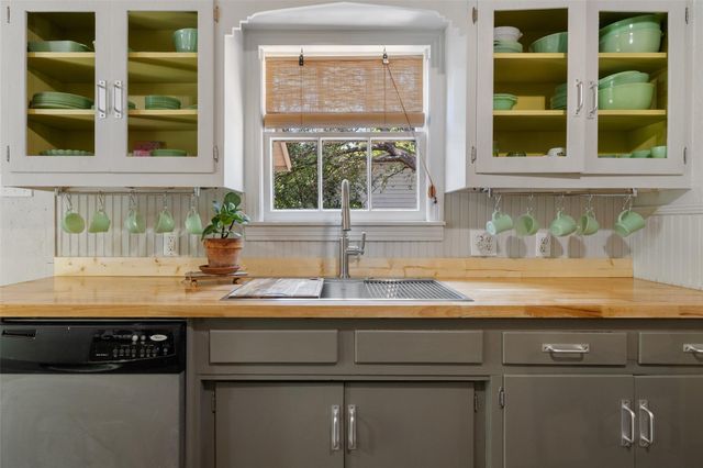 1701 W 7th ST, Taylor, TX 76574