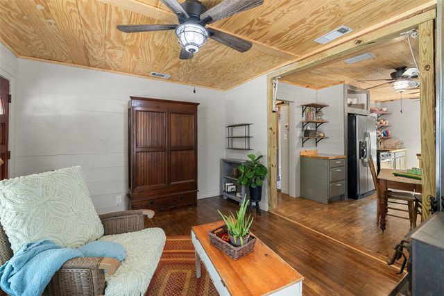 1701 W 7th ST, Taylor, TX 76574