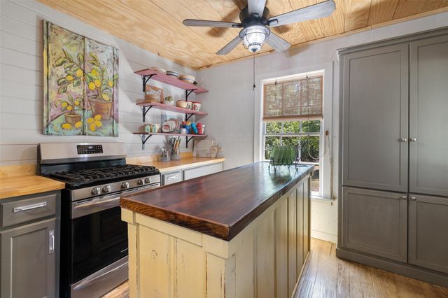 1701 W 7th ST, Taylor, TX 76574