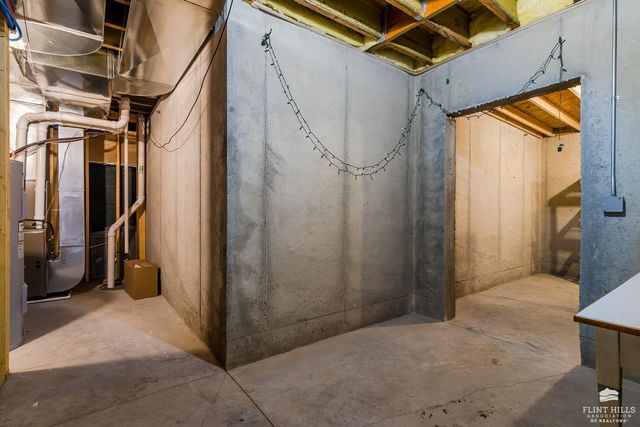 416 Firethorn Ct, Manhattan, KS 66503