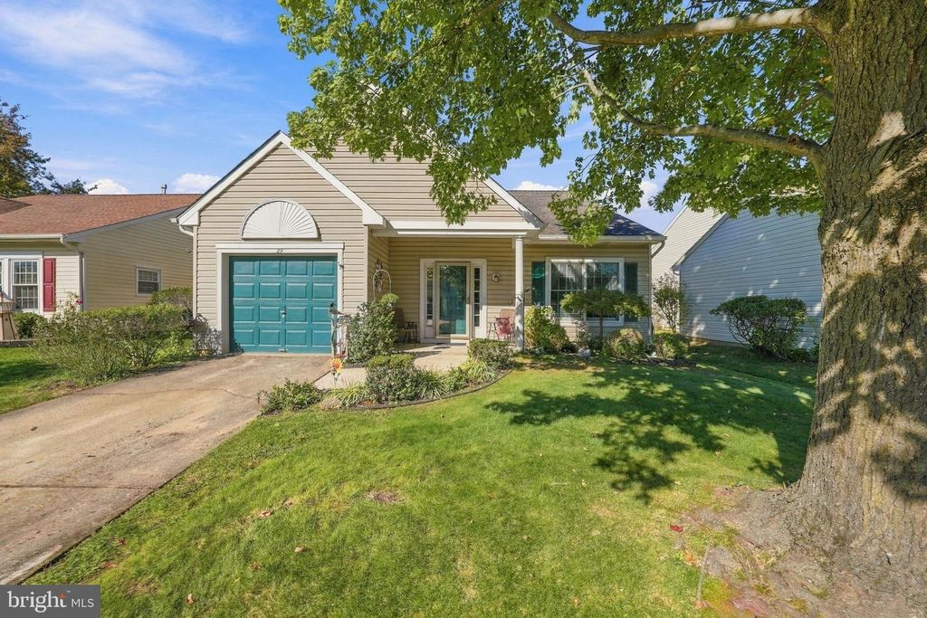29 LANTERN LN, Columbus, NJ 08022
