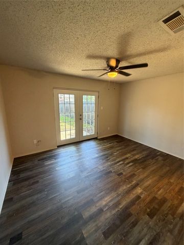 201 S Kenney Street A, Kennedale, TX 76060
