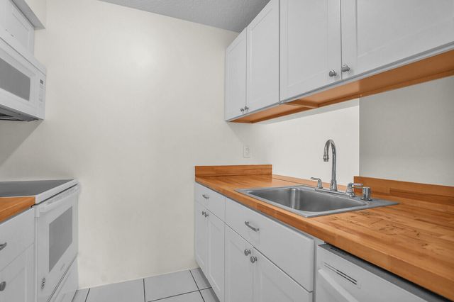 1854 Abbey Road 101, West Palm Beach, FL 33415