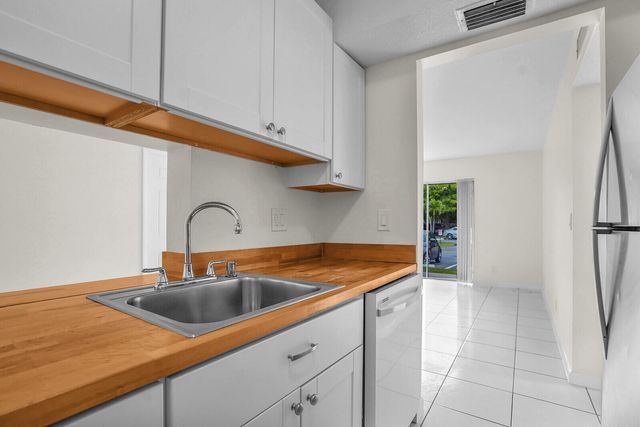 1854 Abbey Road 101, West Palm Beach, FL 33415