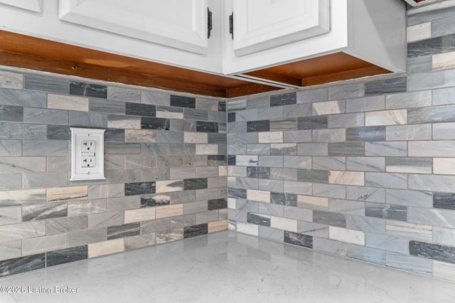 307 Chippendale Ct, Louisville, KY 40214