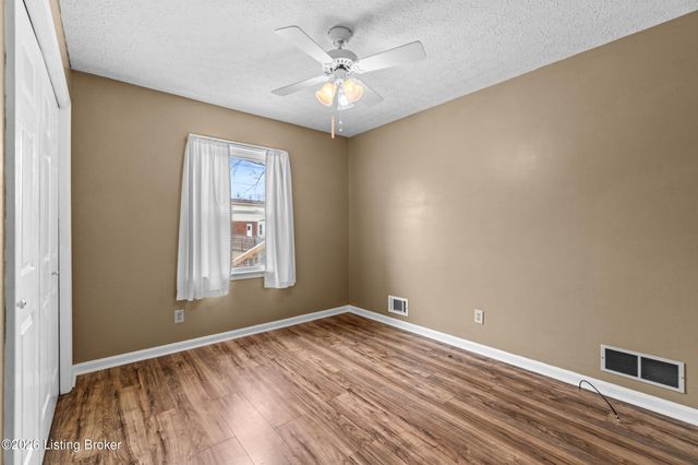 307 Chippendale Ct, Louisville, KY 40214