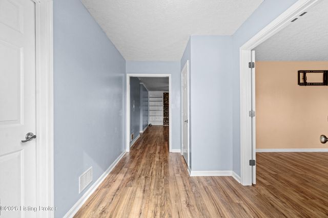 307 Chippendale Ct, Louisville, KY 40214