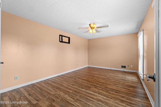 307 Chippendale Ct, Louisville, KY 40214