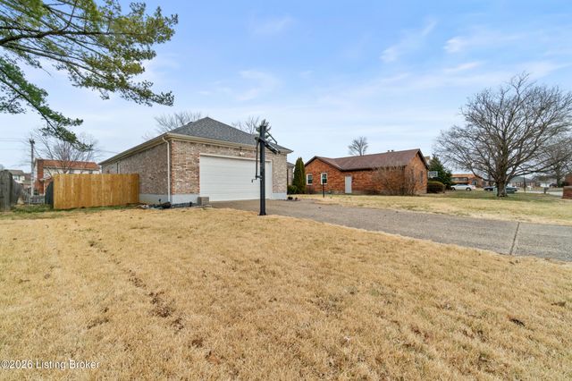 307 Chippendale Ct, Louisville, KY 40214