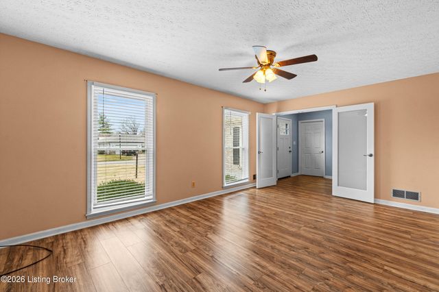 307 Chippendale Ct, Louisville, KY 40214