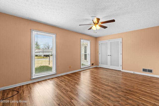 307 Chippendale Ct, Louisville, KY 40214