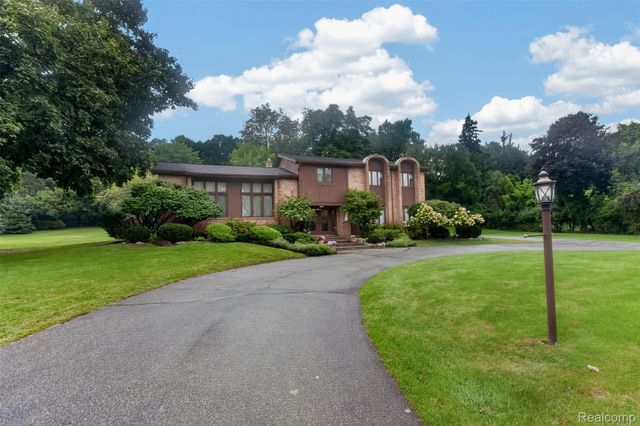 7115 Paterese Drive, Bloomfield Charter Township, MI 48301