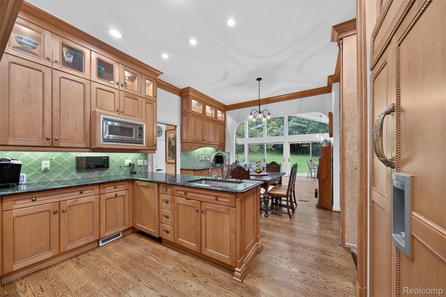 7115 Paterese Drive, Bloomfield Charter Township, MI 48301