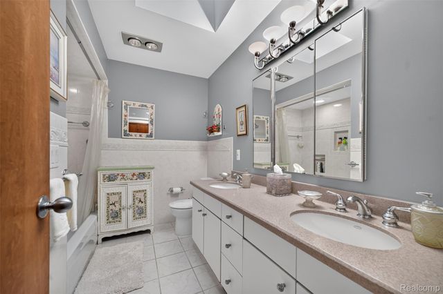 7115 Paterese Drive, Bloomfield Charter Township, MI 48301