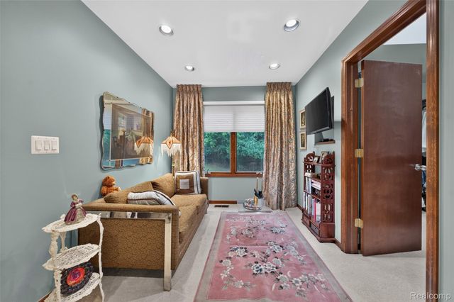 7115 Paterese Drive, Bloomfield Charter Township, MI 48301