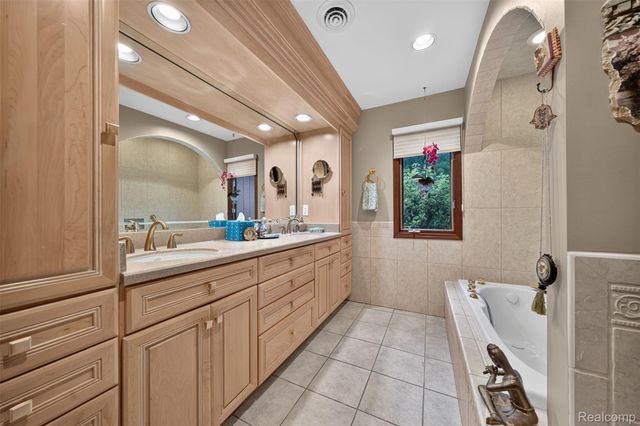 7115 Paterese Drive, Bloomfield Charter Township, MI 48301