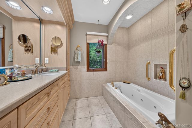 7115 Paterese Drive, Bloomfield Charter Township, MI 48301