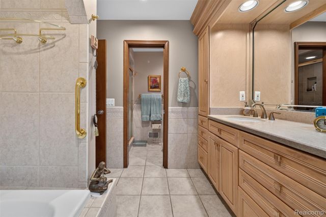 7115 Paterese Drive, Bloomfield Charter Township, MI 48301