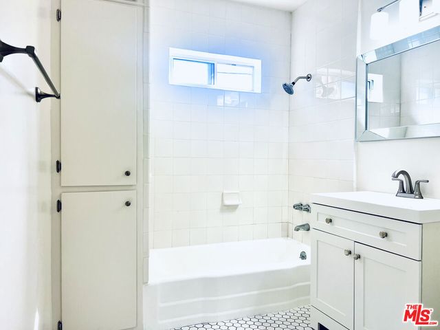 2401 N Beachwood Drive 5, Los Angeles, CA 90068