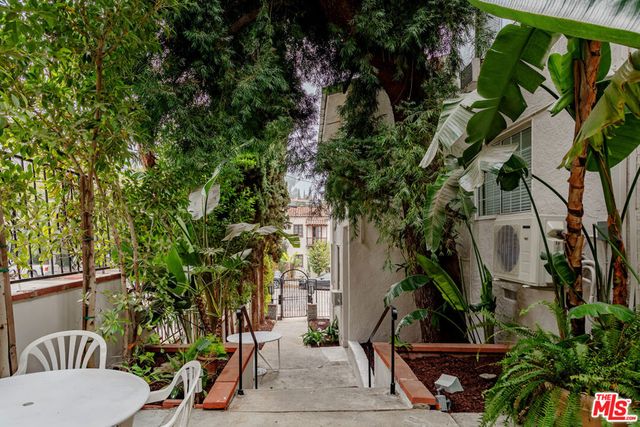 2401 N Beachwood Drive 5, Los Angeles, CA 90068