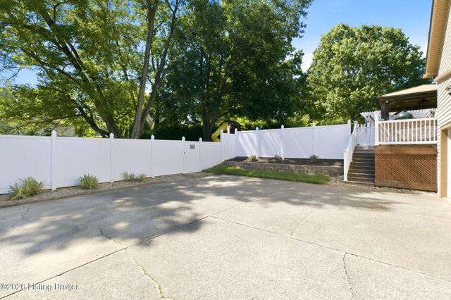 3708 E Locust Cir, Prospect, KY 40059