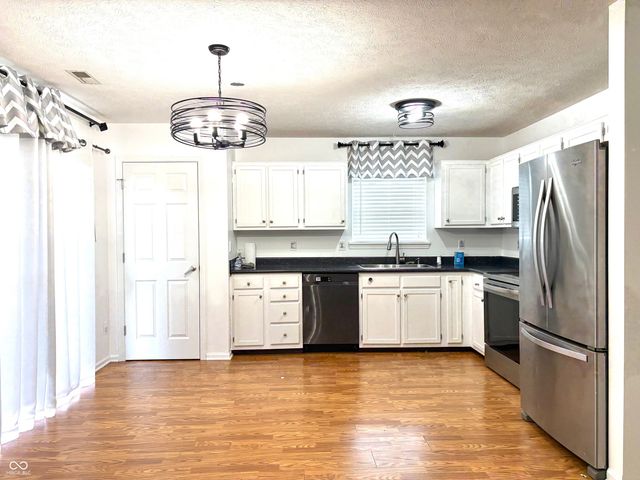 937 Ellington Circle, Greenwood, IN 46143