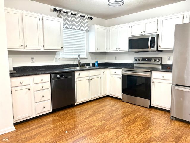 937 Ellington Circle, Greenwood, IN 46143