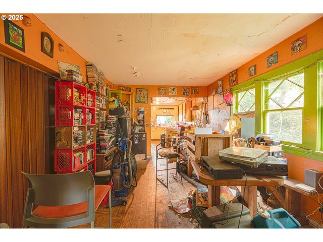 552 W BROADWAY, Eugene, OR 97401