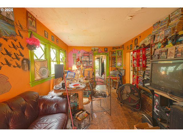 552 W BROADWAY, Eugene, OR 97401