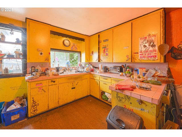 552 W BROADWAY, Eugene, OR 97401