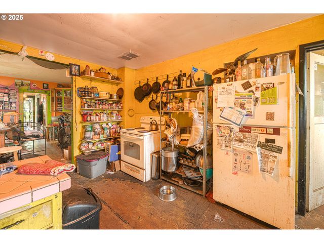 552 W BROADWAY, Eugene, OR 97401