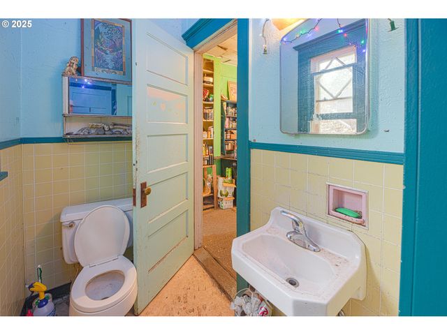 552 W BROADWAY, Eugene, OR 97401