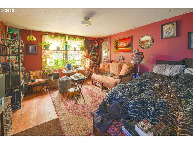 552 W BROADWAY, Eugene, OR 97401