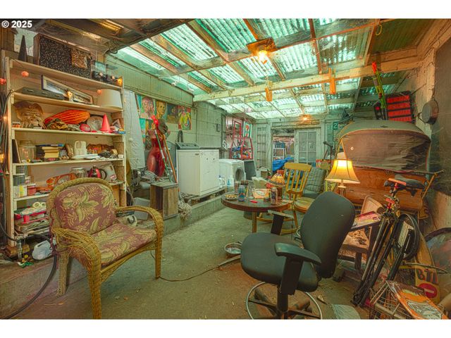 552 W BROADWAY, Eugene, OR 97401