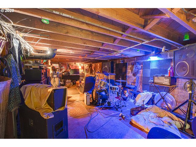 552 W BROADWAY, Eugene, OR 97401