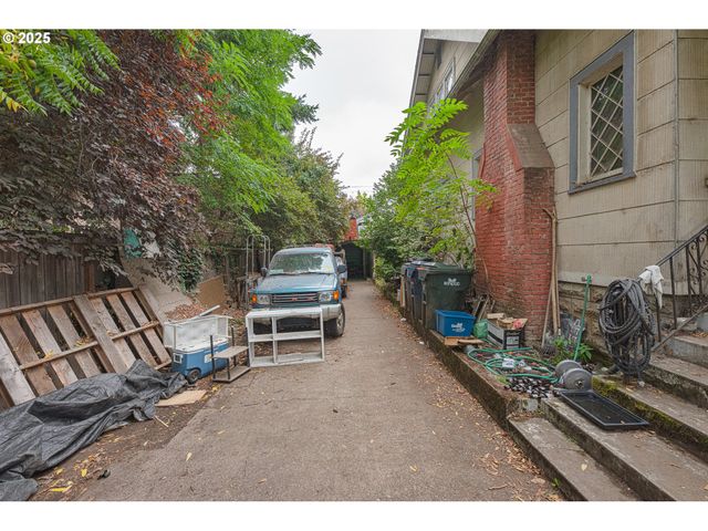 552 W BROADWAY, Eugene, OR 97401