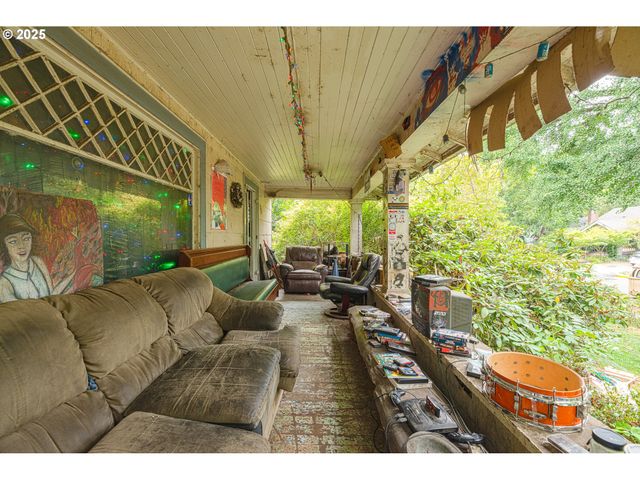 552 W BROADWAY, Eugene, OR 97401