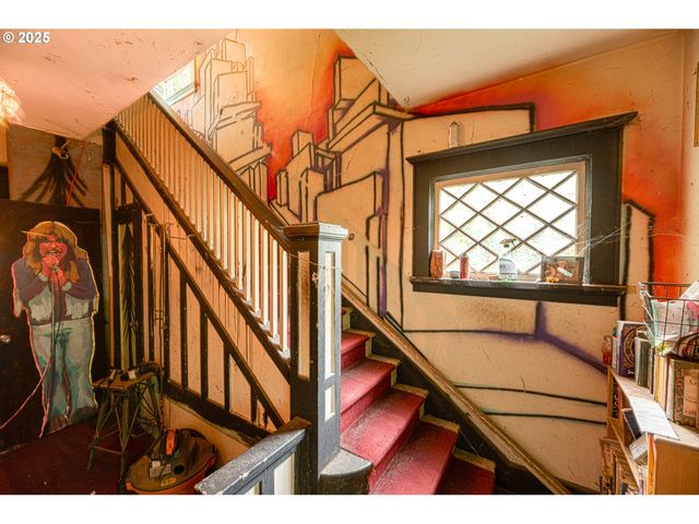 552 W BROADWAY, Eugene, OR 97401