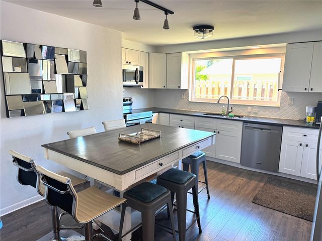 6550 3RD AVENUE S, St Petersburg, FL 33707