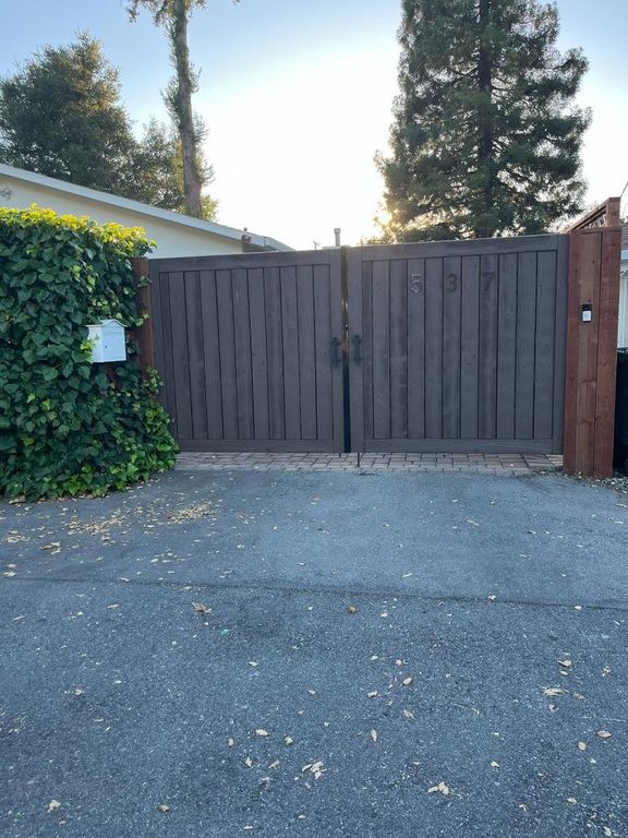 Image 32 of property listing at 537 7th Avenue, Menlo Park, CA 94025
