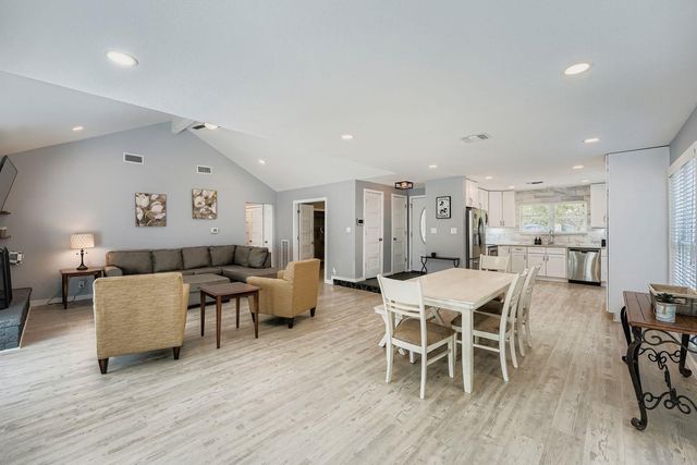 1121 Stoneoak LN, Austin, TX 78745