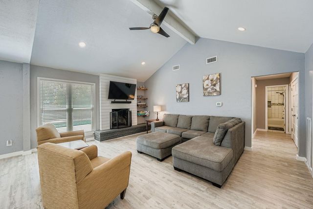 1121 Stoneoak LN, Austin, TX 78745